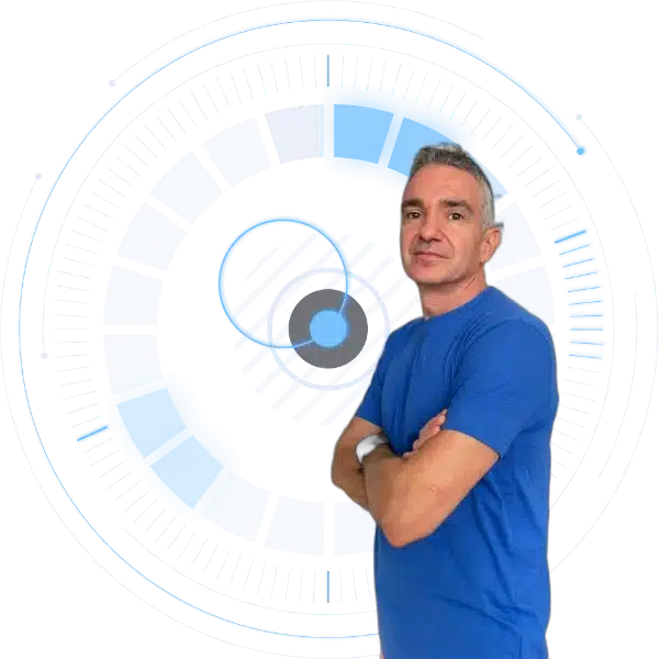 consultor-seo-marbella Sergio consultor seo local en Marbella cruzado de brazos con una camiseta azul