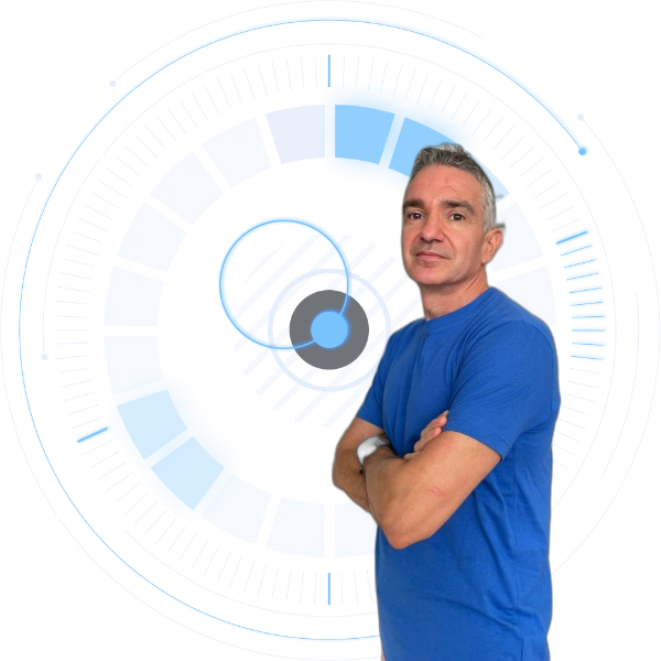 Sergio diseñador web en Estepona cruzado de brazos con una camiseta azul de manga corta